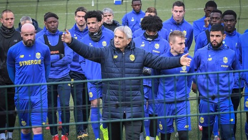 Família de Emiliano Sala inicia buscas particulares pelo jogador; vídeo