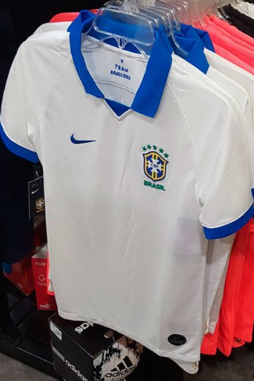 Site vaza imagem de nova camisa branca da seleção brasileira