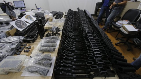 SINDIRECEITA - Analistas-Tributários em Medianeira/PR apreendem dois fuzis  AK-47, um fuzil FAL, uma metralhadora e 16 pistolas 9mm