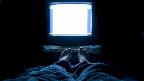 Dormir com luz acesa ou televisão ligada aumenta risco de obesidade, aponta  estudo - Saúde e Ciência - Extra Online