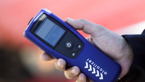 Etilômetro testado ao vivo em repórter detecta álcool em ambiente