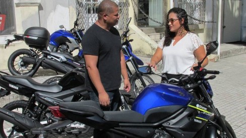 Moto Moto vendo dois Moto Motos numa moto