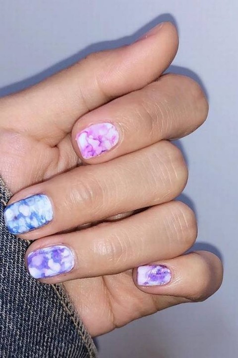 Unha tie dye: saiba o que é e como fazer essa unha decorada