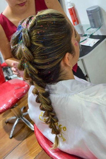 Confira o passo a passo de penteado para cair na folia de Carnaval - TC  Online