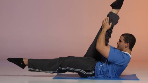 Alongamento que pode ser feito em casa aumenta a flexibilidade das pernas -  Corpo - Extra Online