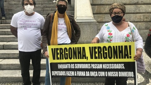 Votação de impeachment de Witzel atraiu poucos manifestantes à escadaria da  Alerj - Rio - Extra Online