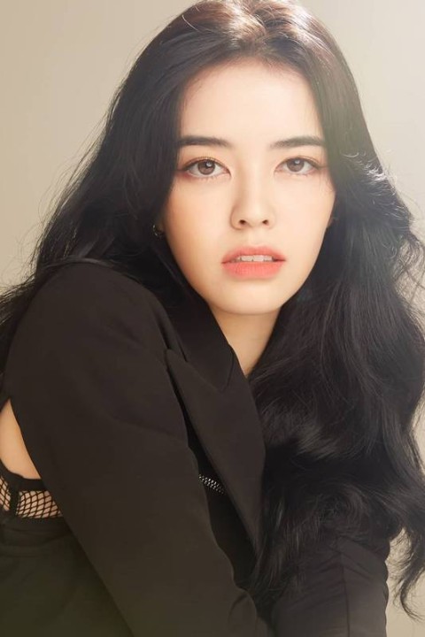 Paranaense de 19 anos é a primeira brasileira no K-pop; estreia