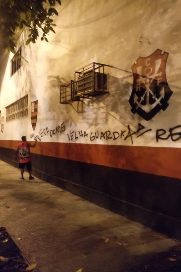 Muro Da Sede Do Flamengo É Pichado Após Goleada E Faixa Critica.