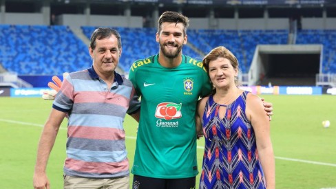 Jogador do Liverpool dedica gol a Alisson após morte do pai do