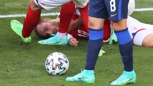 Jogador tem parada cardíaca e cai desacordado em campo em partida do  Campeonato Inglês