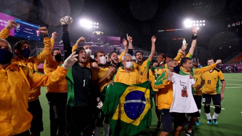 Com vitória no futebol, Brasil iguala o recorde de ouros em uma