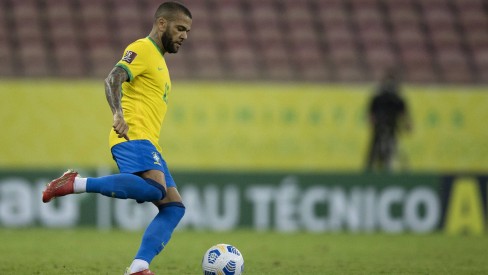 Aos 39 anos, Daniel Alves bate recorde antigo e se torna