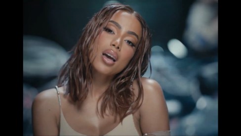 Anitta revela trecho de próximo single e conta detalhes da canção