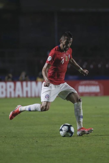 Com Covid, Mauricio Isla, do Flamengo, aparece isolado da mulher