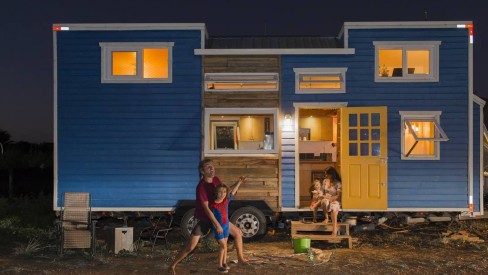 Família brasileira em moradia simplificada, ilustrando redução de padrão para melhor qualidade de vida