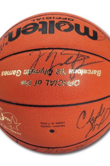 Bolas de basquete compradas pelo estado por R$ 438 podem ser encontradas  por até R$ 90 - Rio - Extra Online