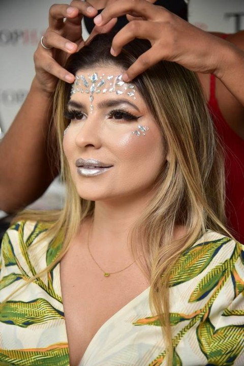 Maquiagem de Carnaval com strass: confira um passo a passo by