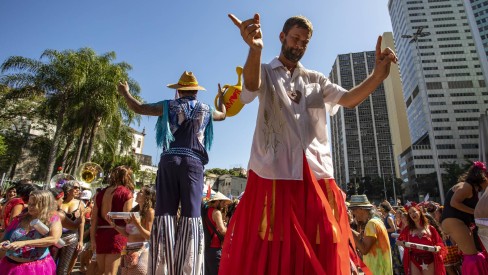 Famosos marcam presença em aniversário de empresário no Rio