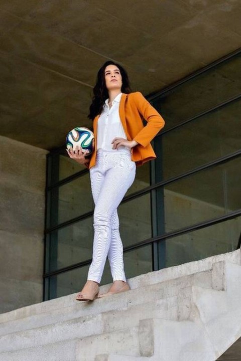 Renata Silveira se torna primeira mulher a narrar um jogo de Copa