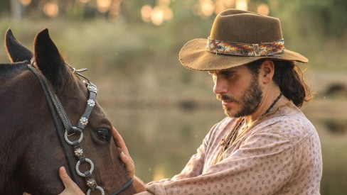 Foto: Trindade (Gabriel Sater) é um violeiro e peão que com suas