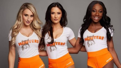 Hooters, fast food com garçonetes sensuais, fecha 3 das 4 unidades