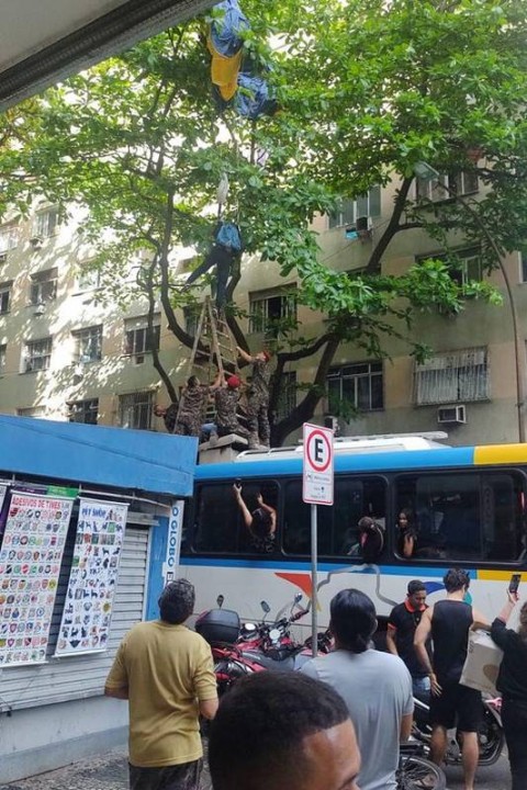 Capitão do Exército cai de paraquedas em um telhado na cidade de