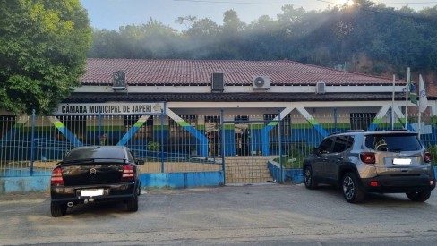 Confusão de pais na saída de escola termina na delegacia