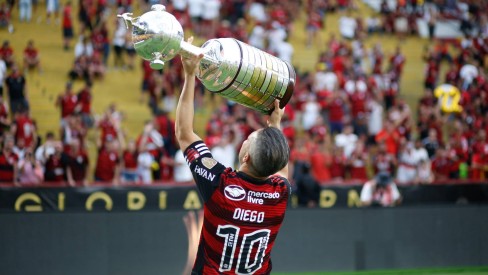 Diego completa 37 anos e recebe homenagens do Flamengo e perfil da