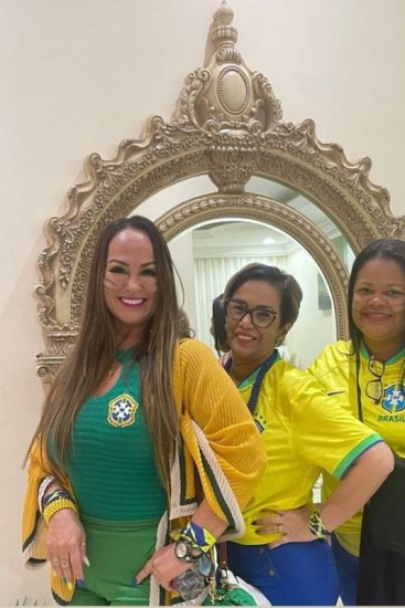 Mãe de Neymar capricha no look e na make para assistir jogo do Brasil na  Copa do Catar - Famosos - Extra Online