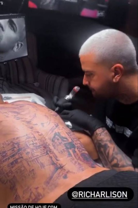 Richarlison mostra nova tatuagem com rosto de Neymar, Ronaldo e