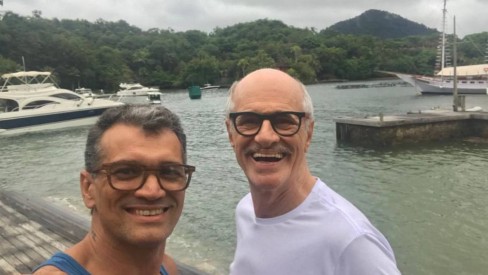 Aos 71 anos ator Marcos Caruso curte folga com o marido em praia