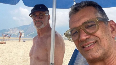 Aos 71 anos ator Marcos Caruso curte folga com o marido em praia