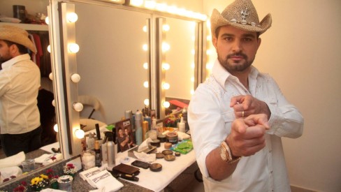 Luciano Camargo revela o que faz em camarim antes de todo show