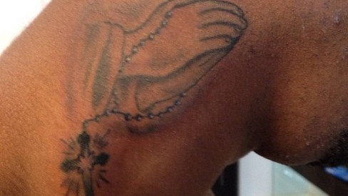 Tatuagem na mão  Tatuagem, Tatuagem na mão, Tatuagem atrás do pescoço