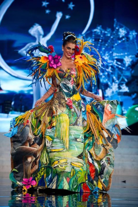 Miss Brasil desfila com traje típico de gosto duvidoso no Miss