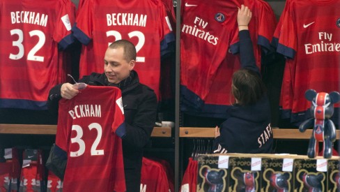 Beckhamania' começa nas lojas no PSG e camisa 32 sai por R$ 300