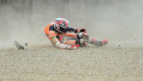 Marc Márquez é ejetado da moto e sofre queda forte no warm-up da