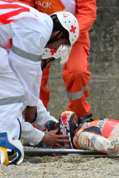 Marc Márquez é ejetado da moto e sofre queda forte no warm-up da