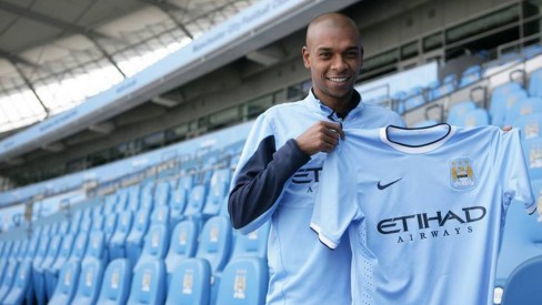 Fernandinho é apresentado no Manchester City: 'É um sonho jogar na