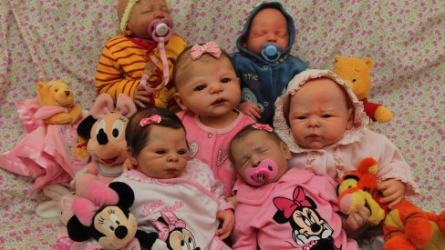 Artista de Chapecó faz bonecas que parecem bebês reais