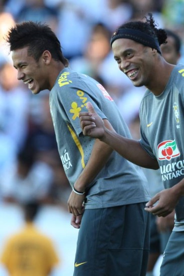 Há 12 anos atrás, Neymar e Ronaldinho se enfrentavam pelo