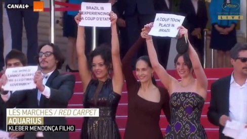 Equipe de filme brasileiro faz protesto em Cannes em defesa da