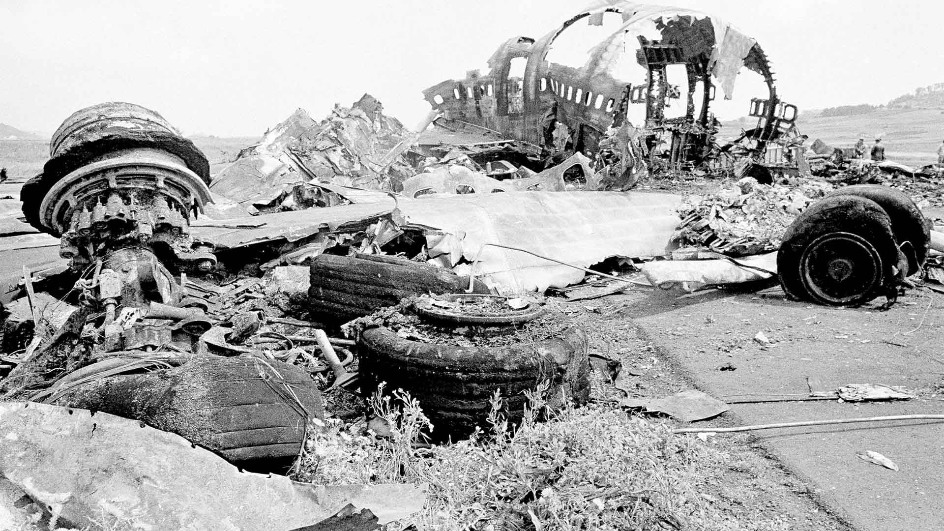 Rodas e demais destroços do Boeing 747 da KLM após acidente em Tenerife (Espanha)  (Derek Ives - 28.mar.1977/AP)