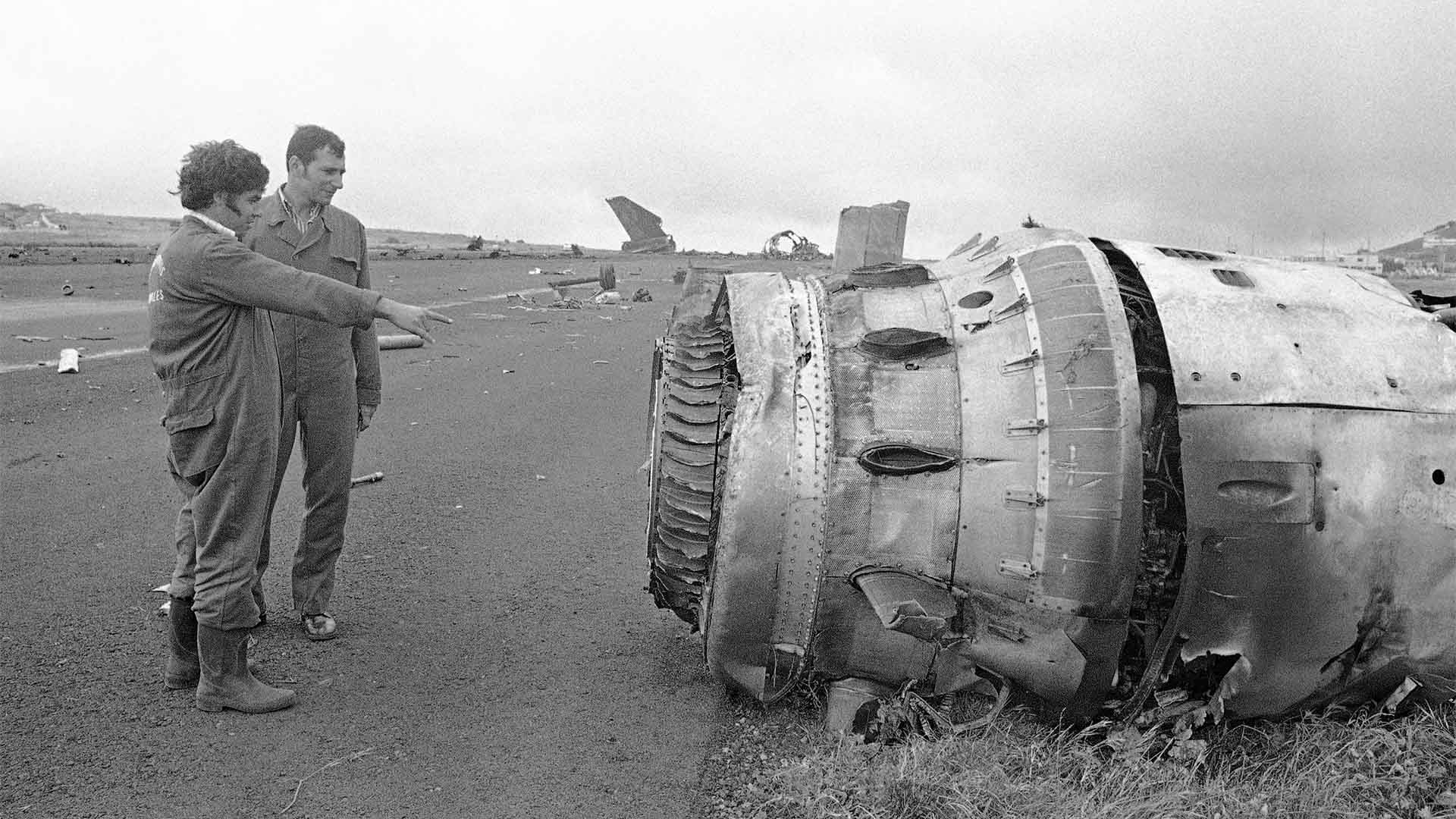 Motor de Boeing 747 da Pan Am após acidente em Tenerife (Espanha)  (Derek Ives  30.mar.1977/AP)