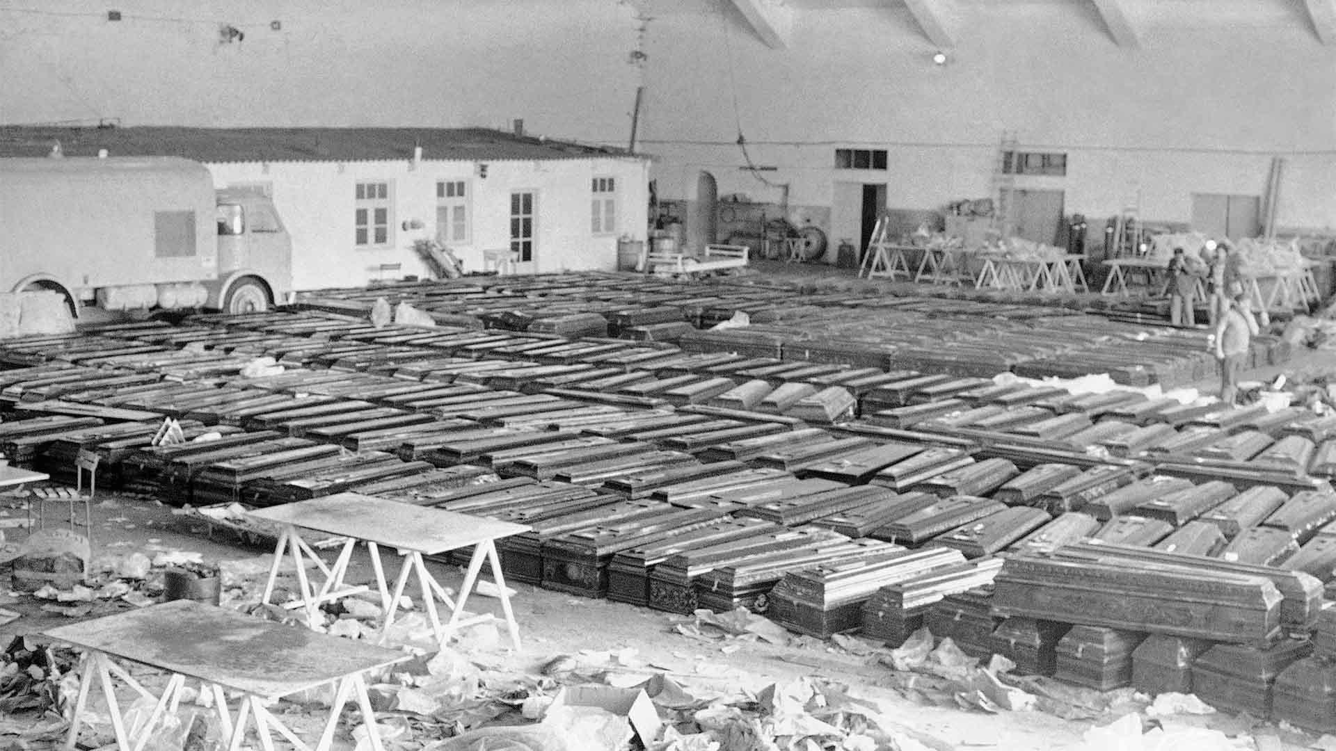 Caixões com as vítimas do acidente em Tenerife, o pior da história da aviação (Derek Ives - 30.mar.1977/AP)