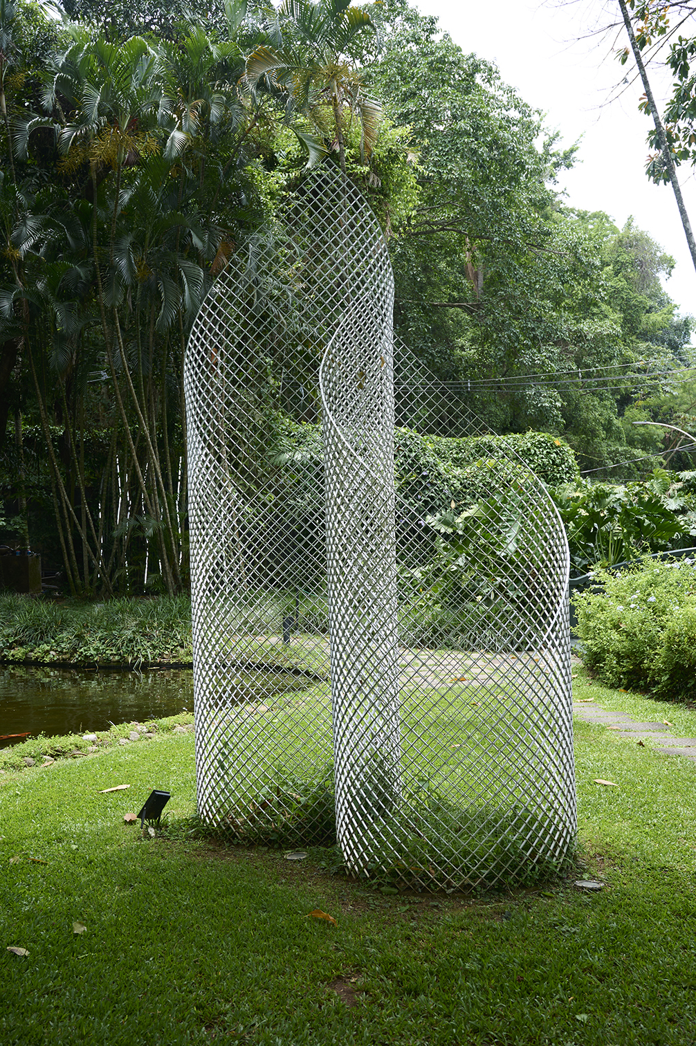 <strong>ASCÂNIO MMM</strong><br />
Flexos 6.2, 2007-2024<br />
Alumínio e arame inox I&nbsp;Aluminum and stainless steel wire<br />
349 x 124 x 248 cm