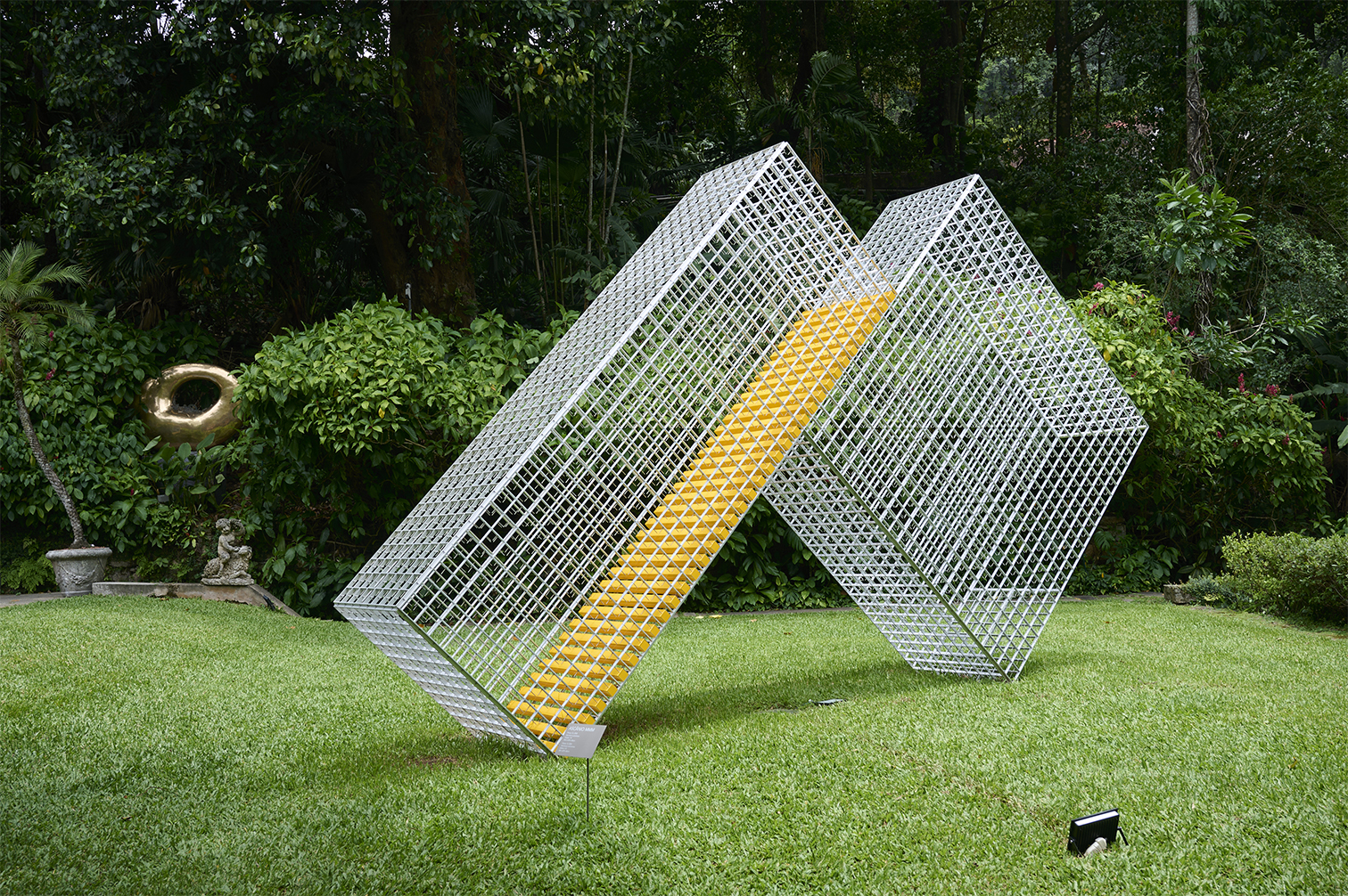 <strong>ASCÂNIO MMM</strong><br />
Prisma 13, 2024<br />
Alumínio e parafusos | Aluminum and screws<br />
346 x 609 x 86 cm