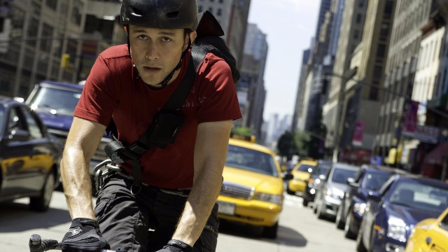 Wilee adora pedalar e ganha a vida como entregador pelas ruas de Nova York. Acostumado aos perigos da profissão, ele só não imaginava que uma nova encomenda seria alvo da cobiça de um policial corrupto, que logo começa a persegui-lo. Com um prazo curto para a entrega, Wilee irá enfrentar uma corrida mortal para chegar ao seu destino.