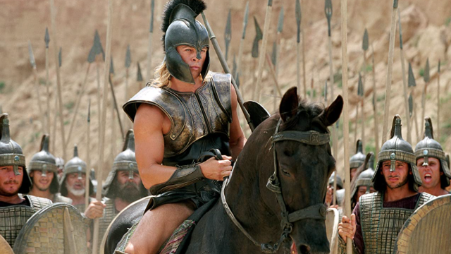 Quando Páris, o príncipe de Tróia, se apaixona por Helena, rainha de Esparta, os dois reinos entram em guerra. Para vencer, Esparta conta com Aquiles, um guerreiro lendário.