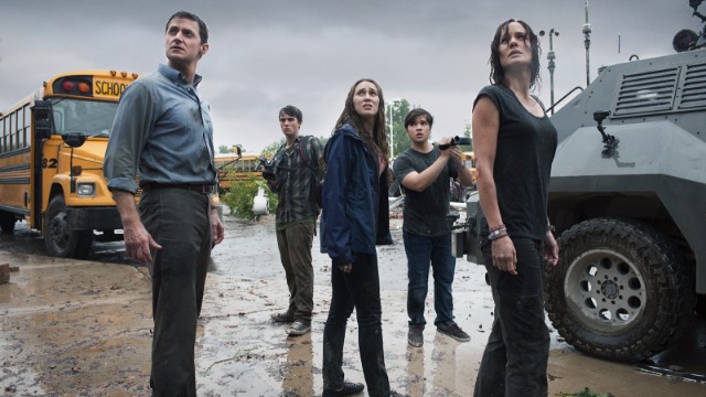 Um grupo de cientistas caçadores de tempestades liderado pelo ambicioso Pete contrata a cautelosa meteorologista Allison Stone para ajudar na aventura; o comportado adolescente Donnie Morris, que resolve faltar a própria cerimônia de formatura para ajudar Kaitlyn, por quem é apaixonado, em um projeto escolar â por sugestão do irmão fanfarrão Trey â, e a dupla acaba soterrada em uma antiga fábrica, de onde o pai dos meninos, Gary, tentará resgatá-los; uma dupla de bobalhões que faz de tudo para ficar famosa no Youtube. Esses são os personagens centrais que terão de enfrentar a fúria do maior tornado que a natureza já produziu.
